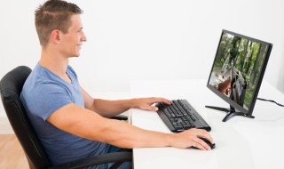 电脑桌面下面一排不显示如何处理呢 电脑桌面下面一排不显示怎么设置