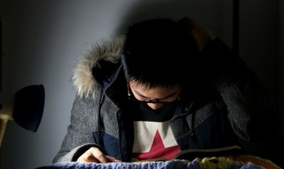 如履薄冰）步履薄冰 如履薄冰 举步维艰如履薄冰什么意思（步履薄冰举步维艰如履薄冰什么意思