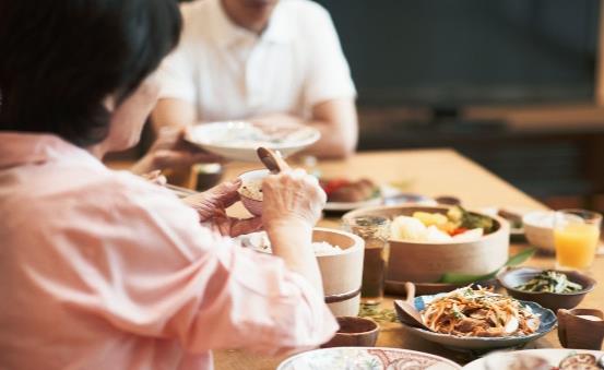 想要做到七八分饱坚持细嚼慢咽 吃的太饱容易撑出身体疾病