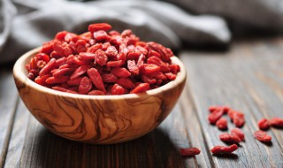 大量喝枸杞泡水的危害 枸杞泡水喝多了有啥副作用