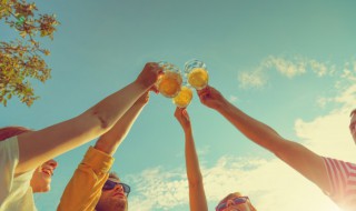 瓶装啤酒过期三个月还能不能喝 瓶装啤酒过期三个月还能喝吗