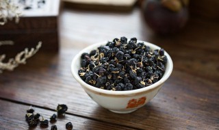 怎么通过黑枸杞泡水颜色判断真假 野生黑枸杞泡水颜色真假