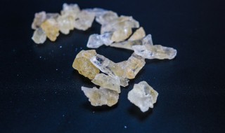 白色冰糖和黄色冰糖哪个比较好 白糖和冰糖哪个好