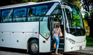 奥迪a6排气管冒烟 奥迪a6a柱烟头烫了怎么办