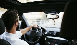 奥迪后备箱内部怎么打开 奥迪如何从里面打开后备箱