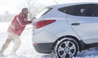 汽车在雪地里打滑怎么办 汽车在雪地里打滑