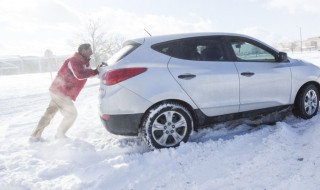 雪地开车打滑怎么办 雪地开车打滑