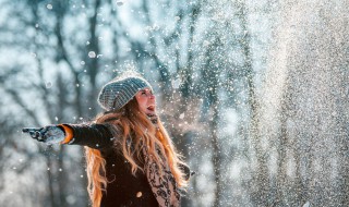 雪天如何清理车上的积雪 雪天怎么清理车上的积雪