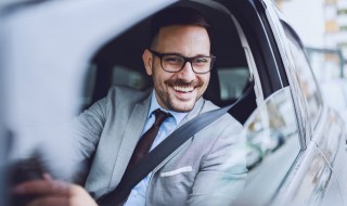 汽车太阳膜上面的字怎么去掉 车膜上的字怎么去除