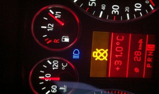 奥迪机油灯亮是什么原因 奥迪红色机油灯亮是什么意思