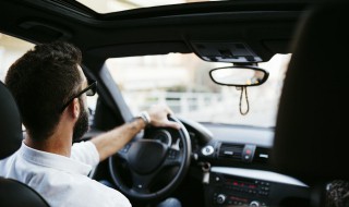 奥迪a6l雨刮电机怎么拆 奥迪a6雨刷器电机怎么拆