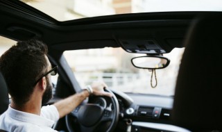 奥迪车车身抖动 奥迪行驶中车身抖动怎么回事