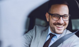 奥迪Q3故障灯全亮了是什么原因 奥迪q3双闪灯亮是怎么回事