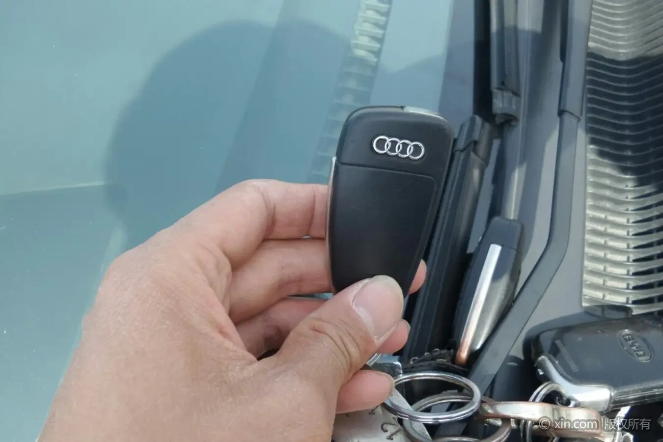 奥迪遥控钥匙怎么打开 奥迪遥控车钥匙启车步骤