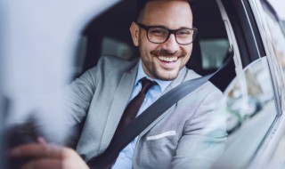 奥迪a4l的前盖怎么开 奥迪a4l机顶盖如何盖上