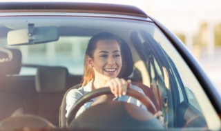 奥迪车后视镜倒车的时候防自动翻下来要怎么调 奥迪倒车后视镜如何自动下翻