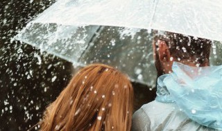 下雨天前玻璃模糊怎么办 下雨天玻璃模糊怎么办