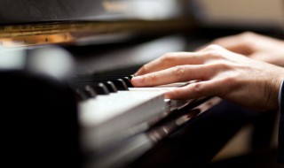 一起看月亮歌词意思 一起看月亮歌词