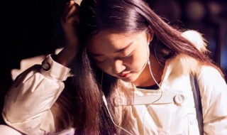 你在偷看我啥歌 你在偷看我什么歌