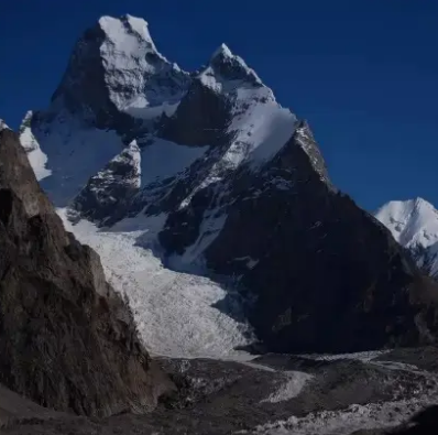 拜塔布拉克峰