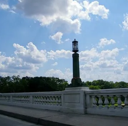 Monument to a lamppost