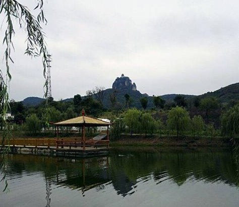 鸡笼山半月湖风景区