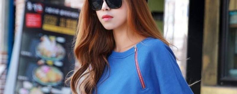 是肤色偏黄适合什么颜色的衣服 肤色偏黄适合蓝色衣服吗