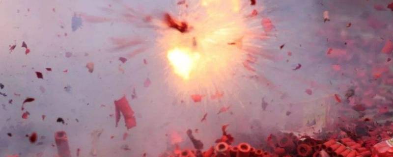 应该至少离燃放烟花爆竹的火点多少米远 观看烟花爆竹应至少离燃火点多少米之外