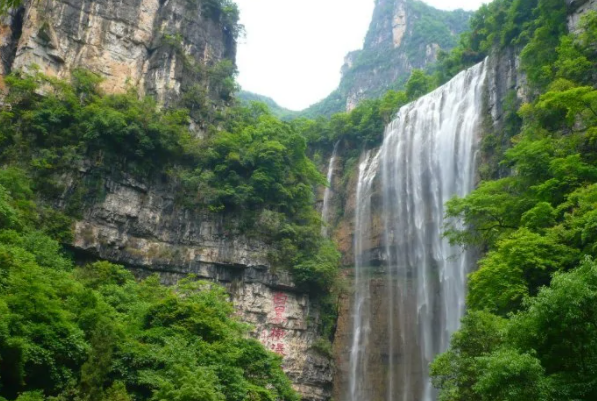 三峡大瀑布上榜(天然地质博物馆)-中国最著名的十大瀑布排行