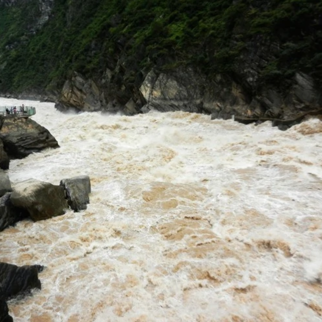 虎跳峡漂流上榜(落差极大)-云南十大漂流排行榜