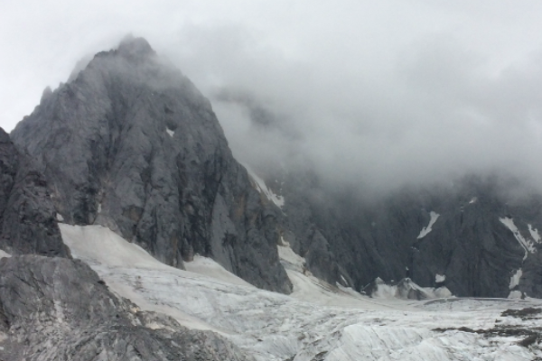 玉龙雪山上榜(纳西人神山)-云南十大适合毕业旅游的地方