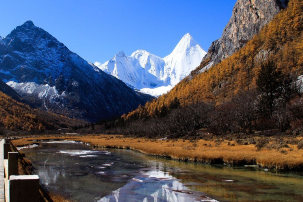 稻城亚丁上榜(旅行难度大)-四川十大适合毕业旅游的地方