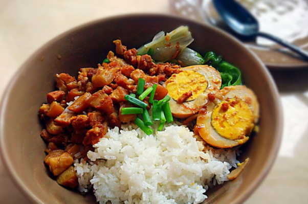 卤肉饭上榜(甜咸适口)-中国台湾十大美食小吃排行