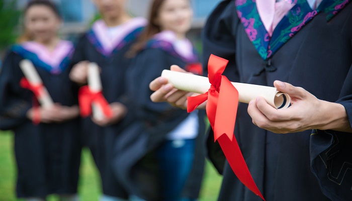 学士服帽子正确戴法  学士服有刘海帽子怎么戴